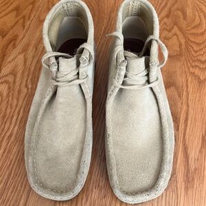 Clark Wallabees size 9 men’s shade